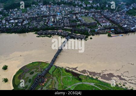 Die südwestliche chinesische Metropole Chongqing hat ihre schlimmsten Überschwemmungen seit über zwei Jahrzehnten erlebt, als sintflutartige Regenfälle fast zwei Drittel anhalten Stockfoto