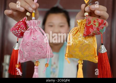 Nach einer Freiwilligen-Frau lernen lokale Jugendliche Sachet für das Drachenbootfest in Handan, nordchinesische Provinz Hebei, 23. Juni 20 zu machen Stockfoto