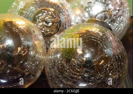 Mehrfarbige Reflexionen in glänzenden silbernen Kugeln oder Weihnachtsornamenten werden aus der Nähe betrachtet und gruppiert. Stockfoto
