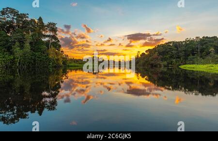 Panorama eines Sonnenuntergangs im Amazonas Regenwald, der die Länder Brasilien, Bolivien, Kolumbien, Ecuador, Guyana, Peru, Suriname und Venezuela umfasst Stockfoto