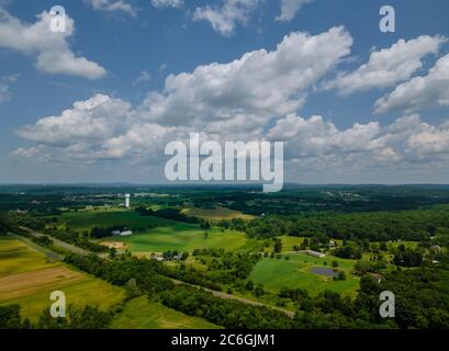 Farbige Felder aus einer Höhe im Sommer beim Flug der Drohne über die Wiesen Stockfoto