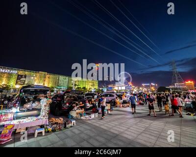 Menschen gehen und einkaufen auf einem 7-tägigen temporären Nachtmarkt in Guangzhou Stadt, südchinesische Provinz Guangdong, 10. Juni 2020. Stockfoto