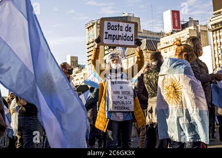 9. Juli 2020, Buenos Aires, Bundeshauptstadt, Argentinien: Anti-Quarantäne-Demonstration namens "Banderazo" am Tag der argentinischen Unabhängigkeit und auf dem Höhepunkt der Coronavirus-Infektionen. Nachdem der ehemalige Präsident Mauricio Macri bekräftigte, dass die Regierung Alberto FernÃ¡ndez versucht, "die Freiheiten der Argentinier zu verbessern", inszenierten Demonstranten, die mit dem ehemaligen Präsidenten in Verbindung stehen, die sogenannten "Banderazos" und "Honks" mit verschiedenen Forderungen und lehnten die nationale Regierung ab. Stockfoto