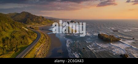 Pacific Highway 101 entlang der südlichen Oregon Küste, Luftdrohnenaufnahme. Stockfoto