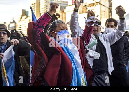 9. Juli 2020, Buenos Aires, Bundeshauptstadt, Argentinien: Anti-Quarantäne-Demonstration namens "Banderazo" am Tag der argentinischen Unabhängigkeit und auf dem Höhepunkt der Coronavirus-Infektionen. Nachdem der ehemalige Präsident Mauricio Macri bekräftigte, dass die Regierung Alberto FernÃ¡ndez versucht, "die Freiheiten der Argentinier zu verbessern", inszenierten Demonstranten, die mit dem ehemaligen Präsidenten in Verbindung stehen, die sogenannten "Banderazos" und "Honks" mit verschiedenen Forderungen und lehnten die nationale Regierung ab. Stockfoto