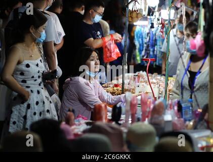 Auf dem Danfeng Nachtmarkt, Na, werden die Kunden auf der Straße, entlang der Händler und Stände Produkte wie Kleidung und Accessoires verkaufen, gedrängt Stockfoto