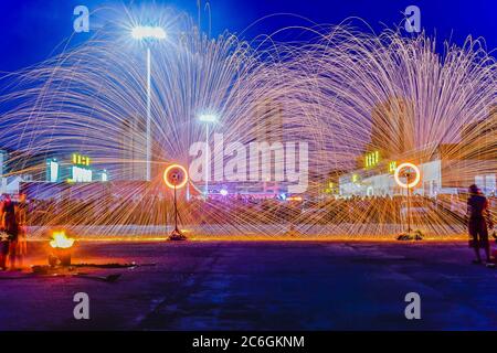 Künstler führen in der Nähe der Autobahnkreuze Qinggang in Changchun, nordöstlich der Provinz Jilin, geschmolzenes Eisen auf, 7. Juni 2020. Stockfoto