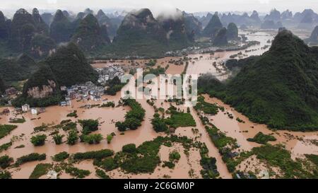 Luftaufnahme der Überschwemmung durch heftigen Regen im Yangshuo County, Stadt Guilin, südchinesische Provinz Guangxi, 7. Juni 2020. Stockfoto