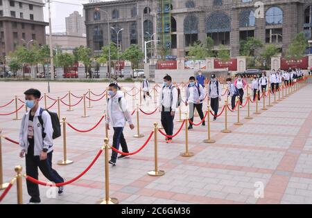 Schüler der dritten Klasse stehen in Harbin, nordöstlich von Heilongjiang, an, um in die Schule zu gehen, 10. Juni 2020. Stockfoto