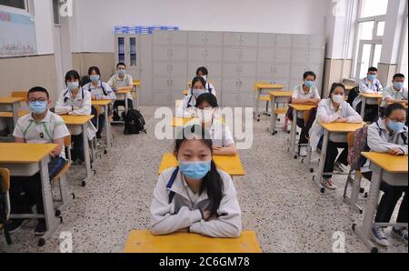 Schüler der dritten Klasse besuchen eine Klasse in Harbin, nordöstlich von Heilongjiang, Provinz Heilongjiang, 10. Juni 2020. Stockfoto