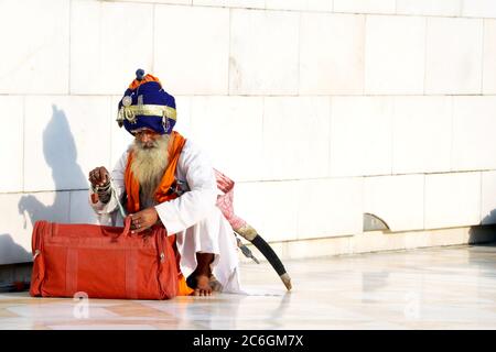 Amritsar, Indien - 03. Dezember 2019: Nicht identifizierter Sikh-Mann besucht den Goldenen Tempel in Amritsar, Punjab, Indien. Sikh Pilger reisen von ganz über mich Stockfoto