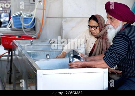 Amritsar, Punjab, Indien, Dezember 03,2019: Menschen, die freien Dienst für die Menschheit im Goldenen Tempel oder Sri Harmandir Sahib Gurdwara, Amr Stockfoto