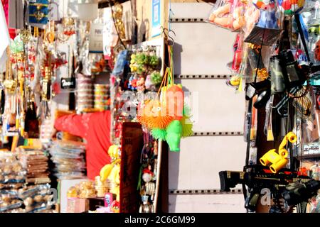 Amritsar, Punjab, Indien - Dezember 03 2019: Spielzeug und Zubehör hängen auf dem Markt des Amritsar Golden Temple Stockfoto