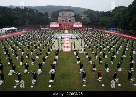 Luftaufnahme der Studenten, die an der Abschlussfeier der Wuhan Universität in Wuhan, südchinesische Provinz Hubei, am 20. Juni 2020 teilnehmen. Stockfoto