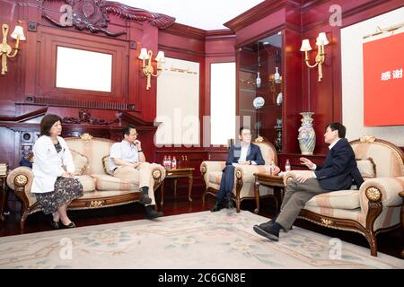 Im Namen des China Football Association spricht der Vorsitzende der CFA Liu Yi, Mitte rechts, mit Professor Zhang Wenhong, rechts, Professor Wang Huiyin Stockfoto