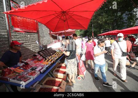 Die geschäftige Morgenstraße von Xiaonanmen ist voller Menschen, Straßenverkäufer stellen mobile Stände und Stände am Straßenrand, Xi'an City, Northwes, auf Stockfoto