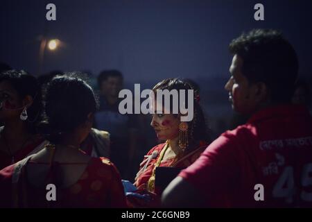 Ein Mädchen trägt traditionelle festliche Kleidung in durga puja.Foto aus Augenhöhe aufgenommen. Stockfoto