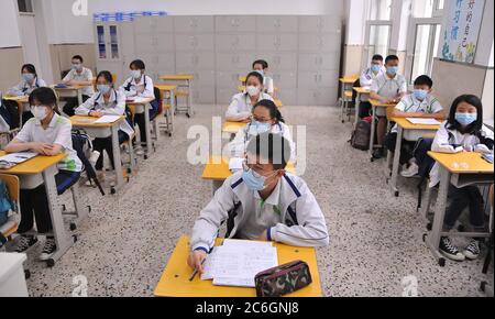 Schüler der dritten Klasse besuchen eine Klasse in Harbin, nordöstlich von Heilongjiang, Provinz Heilongjiang, 10. Juni 2020. Stockfoto