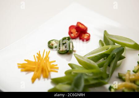koreanische Nudel auf dem Tisch (mit Perilla-Blatt) Stockfoto