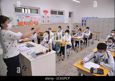 Schüler der dritten Klasse besuchen eine Klasse in Harbin, nordöstlich von Heilongjiang, Provinz Heilongjiang, 10. Juni 2020. Stockfoto