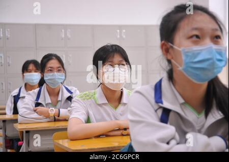 Schüler der dritten Klasse besuchen eine Klasse in Harbin, nordöstlich von Heilongjiang, Provinz Heilongjiang, 10. Juni 2020. Stockfoto