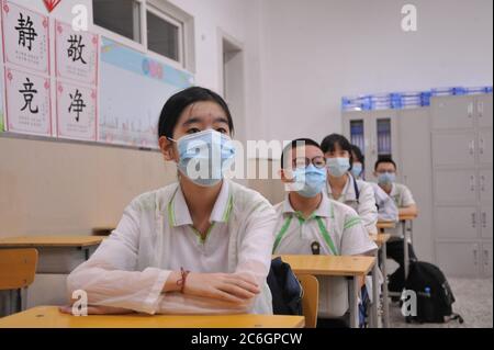 Schüler der dritten Klasse besuchen eine Klasse in Harbin, nordöstlich von Heilongjiang, Provinz Heilongjiang, 10. Juni 2020. Stockfoto