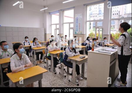 Schüler der dritten Klasse besuchen eine Klasse in Harbin, nordöstlich von Heilongjiang, Provinz Heilongjiang, 10. Juni 2020. Stockfoto