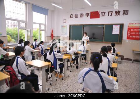 Schüler der dritten Klasse besuchen eine Klasse in Harbin, nordöstlich von Heilongjiang, Provinz Heilongjiang, 10. Juni 2020. Stockfoto