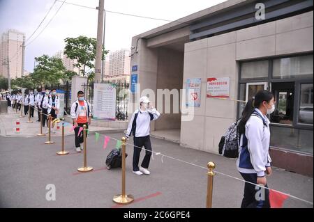 Schüler der dritten Klasse stehen in Harbin, nordöstlich von Heilongjiang, an, um in die Schule zu gehen, 10. Juni 2020. Stockfoto