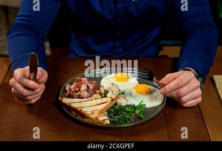 Ein Mann isst Eier in einem Restaurant Stockfoto