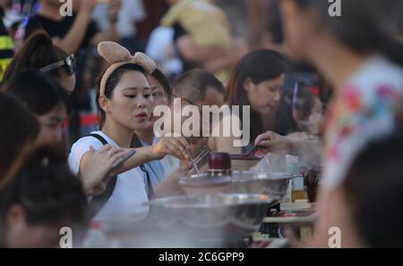 Lokale Miao Menschen behandelt Hunderte von Touristen zu einem traditionellen Tisch Bankett am Montag während eines Gourmet-Festival in Duocai ethnischen Dorf, Guiya Stockfoto