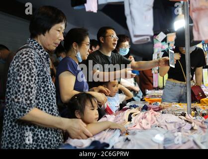 Auf dem Danfeng Nachtmarkt, Na, werden die Kunden auf der Straße, entlang der Händler und Stände Produkte wie Kleidung und Accessoires verkaufen, gedrängt Stockfoto