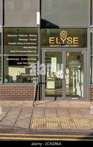 Die Elyse Beauty and Laser Klinik wird vor der Wiedereröffnung gesehen.Schönheitssalons und Nail Bars werden am 13. Juli nach der Entspannung der Covid-19 Sperrbeschränkungen wieder eröffnet. Stockfoto