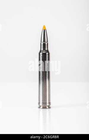 .300 Winchester Magnum Runde Munition auf weißem Hintergrund Stockfoto