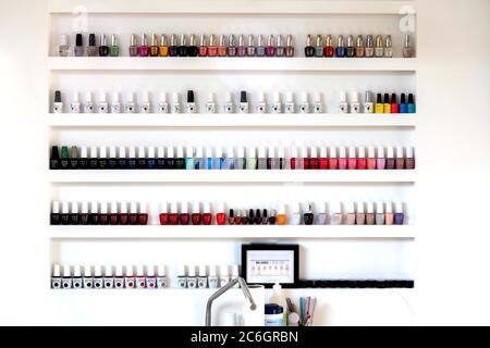 London, Großbritannien. Juni 2020. Regale mit Nagel-Accessoires vor der Wiedereröffnung zu sehen.Schönheitssalons und Nail Bars werden am 13. Juli nach Entspannung der Covid-19 Lockdown Einschränkungen wieder geöffnet. Kredit: Dave Rushen/SOPA Images/ZUMA Wire/Alamy Live Nachrichten Stockfoto