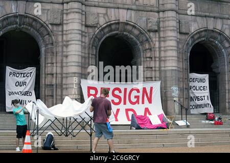 St. Louis, Usa. Juli 2020. Demonstranten haben Zelte vor dem Rathaus von St. Louis am Donnerstag, 9. Juli 2020. Die Gruppe, Occupy City Hall STL, sagte, sie werden auf dem Gelände bleiben, bis St. Louis Bürgermeister Lyda Krewson zurücktritt. Petitionen mit 60 Unterschriften wurden gesammelt, damit sie zurücktreten kann. Die Gruppe ist wütend, dass Krewson während ihres täglichen facebook-Feeds Namen und Adressen von Personen gelesen hat, die die Polizei entkräften wollen. Foto von Bill Greenblatt/UPI Kredit: UPI/Alamy Live News Stockfoto