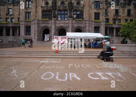 St. Louis, Usa. Juli 2020. Demonstranten haben Lager vor dem Rathaus von St. Louis am Donnerstag, 9. Juli 2020. Die Gruppe, Occupy City Hall STL, sagte, sie werden auf dem Gelände bleiben, bis St. Louis Bürgermeister Lyda Krewson zurücktritt. Petitionen mit 60 Unterschriften wurden gesammelt, damit sie zurücktreten kann. Die Gruppe ist wütend, dass Krewson während ihres täglichen facebook-Feeds Namen und Adressen von Personen gelesen hat, die die Polizei entkräften wollen. Foto von Bill Greenblatt/UPI Kredit: UPI/Alamy Live News Stockfoto