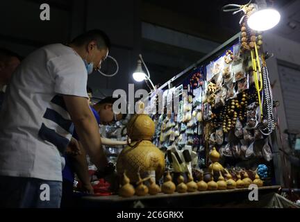 Auf dem Danfeng Nachtmarkt, Na, werden die Kunden auf der Straße, entlang der Händler und Stände Produkte wie Kleidung und Accessoires verkaufen, gedrängt Stockfoto