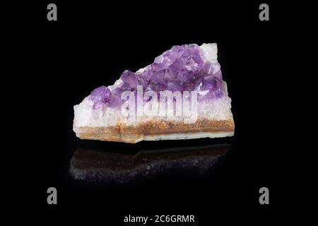 Purple Amethyst Quarz Crystal Cluster Geode auf schwarzem Hintergrund Stockfoto
