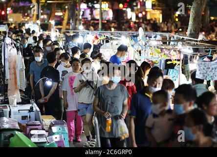 Auf dem Danfeng Nachtmarkt, Na, werden die Kunden auf der Straße, entlang der Händler und Stände Produkte wie Kleidung und Accessoires verkaufen, gedrängt Stockfoto