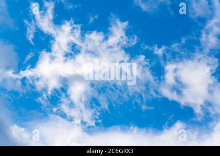 Weiche weiße Wolken vor blauem Himmel Hintergrund. Bewegung verwischen Himmel Wolkenlandschaft Stockfoto
