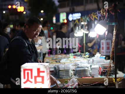 Auf dem Danfeng Nachtmarkt, Na, werden die Kunden auf der Straße, entlang der Händler und Stände Produkte wie Kleidung und Accessoires verkaufen, gedrängt Stockfoto