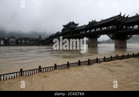 Die südwestliche chinesische Metropole Chongqing hat ihre schlimmsten Überschwemmungen seit über zwei Jahrzehnten erlebt, als sintflutartige Regenfälle fast zwei Drittel anhalten Stockfoto