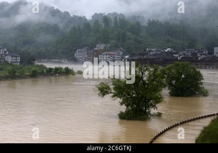 Die südwestliche chinesische Metropole Chongqing hat ihre schlimmsten Überschwemmungen seit über zwei Jahrzehnten erlebt, als sintflutartige Regenfälle fast zwei Drittel anhalten Stockfoto