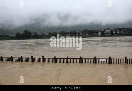 Die südwestliche chinesische Metropole Chongqing hat ihre schlimmsten Überschwemmungen seit über zwei Jahrzehnten erlebt, als sintflutartige Regenfälle fast zwei Drittel anhalten Stockfoto