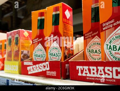 Kiew, Ukraine. Juli 2020. Tabasco Pepper Sauce auf dem Display in einem Geschäft gesehen. Kredit: SOPA Images Limited/Alamy Live Nachrichten Stockfoto