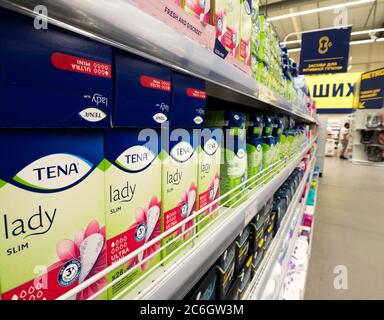 Kiew, Ukraine. Juli 2020. Tena Menstruationshygiene Pads in einem Geschäft gesehen. Kredit: SOPA Images Limited/Alamy Live Nachrichten Stockfoto