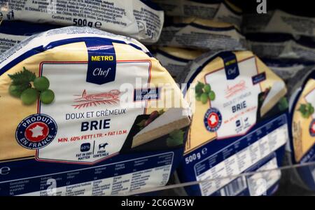 Kiew, Ukraine. Juli 2020. Brie Käse original Französisch Doux et Cremeux gesehen in einem Supermarkt angezeigt. Kredit: SOPA Images Limited/Alamy Live Nachrichten Stockfoto