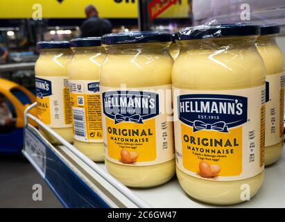 Kiew, Ukraine. Juli 2020. Hellmanns Mayonnaise-Gläser, die man in einem Regal in einem Laden sieht. Kredit: SOPA Images Limited/Alamy Live Nachrichten Stockfoto