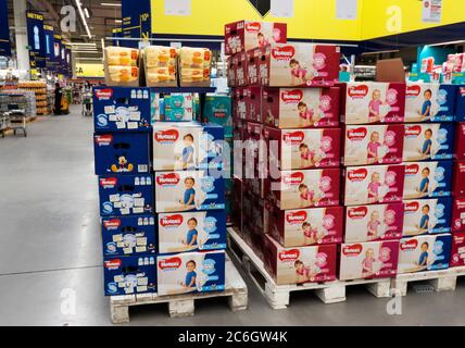 Kiew, Ukraine. Juli 2020. Baby und Kleinkind Pampers gesehen in einem Supermarkt angezeigt. Kredit: SOPA Images Limited/Alamy Live Nachrichten Stockfoto